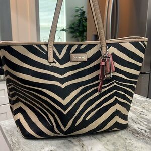 Coach large shoulder bag tote excellent for travel catch all bag cream and tan